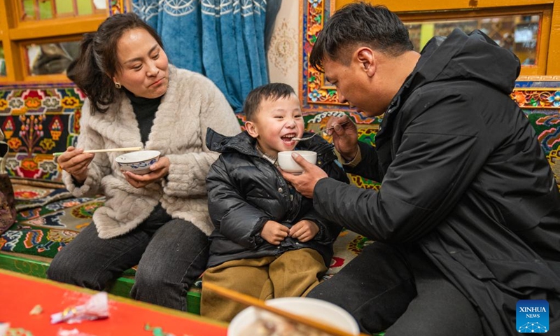 Pasang Butri's family members have gutu at home in Xigaze, southwest China's Xizang Autonomous Region, Jan. 10, 2024.(Photo: Xinhua)