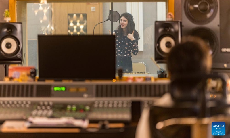 Carly Beth (L) records a Chinese song with producer Wang Ruixing (R) at a studio in Beijing, capital of China, Jan. 16, 2024.(Xinhua/Zhou Dixiao)