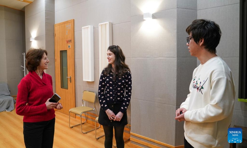 Carly Beth (C) talks to her mother (L) and producer Wang Ruixing at a studio in Beijing, capital of China, Jan. 16, 2024. (Xinhua/Chen Shuo)