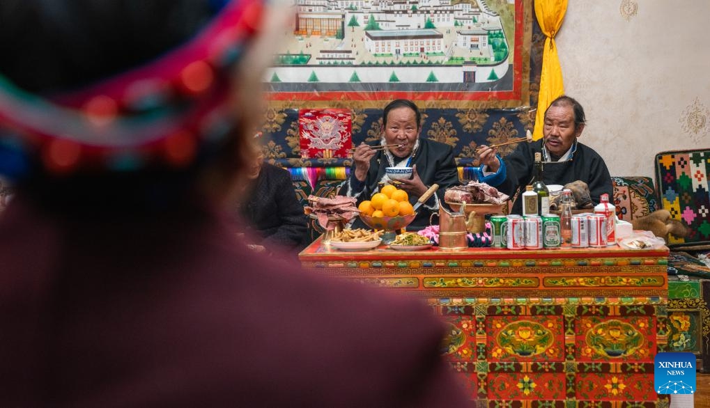 Pasang Butri's family members have gutu at home in Xigaze, southwest China's Xizang Autonomous Region, Jan. 10, 2024.(Photo: Xinhua)