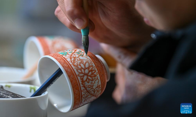 A craftsman paints on a porcelain at a production base of Honglyucai (Red and Green Color) Porcelain in Honglyucai Village, Changzhi City of north China's Shanxi Province, Jan. 4, 2024.(Xinhua/Yang Chenguang)