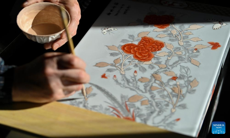 A craftsman paints on a piece of porcelain at a production base of Honglyucai (Red and Green Color) Porcelain in Honglyucai Village, Changzhi City of north China's Shanxi Province, Jan. 4, 2024.(Xinhua/Yang Chenguang)