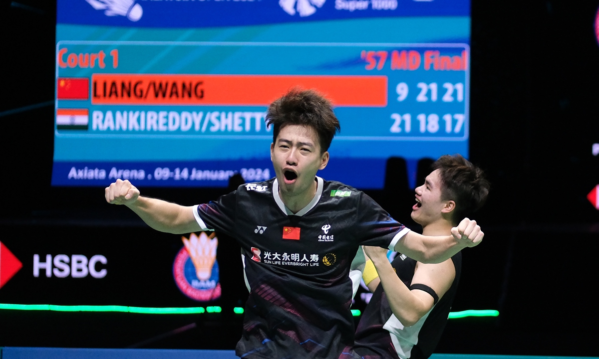 Chinese shuttlers Wang Chang (left) and Liang Weikeng celebrate after winning against Satwiksairaj Rankireddy and Chirag Shetty of India 9-21, 21-18, 21-17 in their men's doubles final at the Malaysia Open on January 14, 2024 in Kuala Lumpur, Malaysia. Women's doubles duo Liu Shengshu and Tan Ning also won gold, outclassing compatriots Zhang Shuxian and Zheng Yu 21-18, 21-18. Photo: VCG