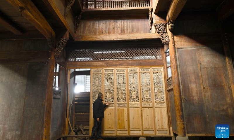 A staff member explains the Huizhou-style antique building at Shexian County of Huangshan City, east China's Anhui Province, Jan. 12, 2024.(Xinhua/Zhou Mu)