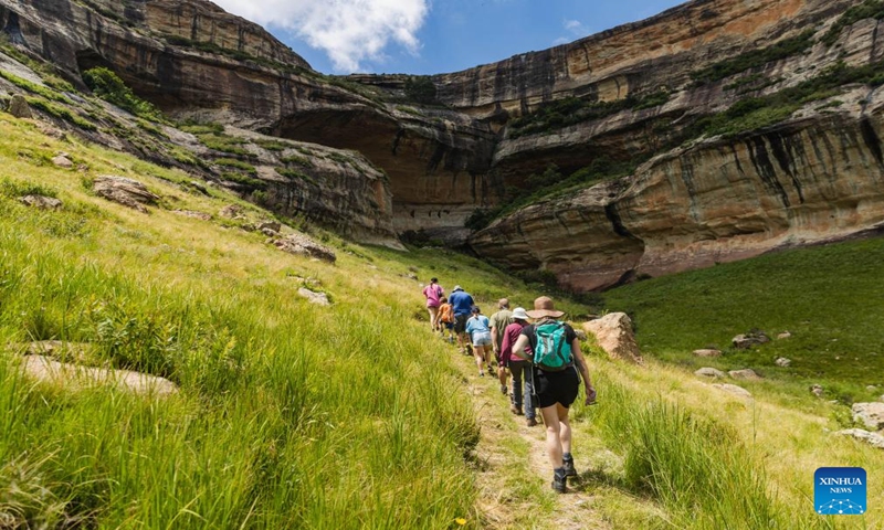 Tourists visit the Golden Gate Highlands National Park in Free State province, South Africa, Jan. 14, 2024. Located in the northeastern part of Free State province, Golden Gate Highlands National Park derives its name from the shades of gold cast by the sun on the sandstone cliffs. (Xinhua/Zhang Yudong)