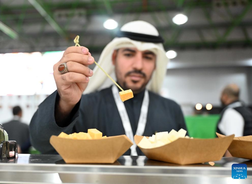 A man picks a sample of food during the HORECA Kuwait 2024 exhibition in Hawalli Governorate, Kuwait, on Jan. 15, 2024. Kuwait launched on Monday the HORECA Kuwait 2024 exhibition here to promote food service and tourism industry.(Photo: Xinhua)