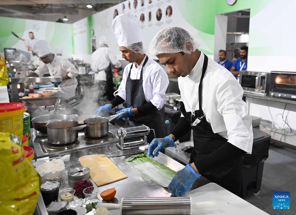 Cooks prepare food during the HORECA Kuwait 2024 exhibition in Hawalli Governorate, Kuwait, on Jan. 15, 2024. Kuwait launched on Monday the HORECA Kuwait 2024 exhibition here to promote food service and tourism industry.(Photo: Xinhua)