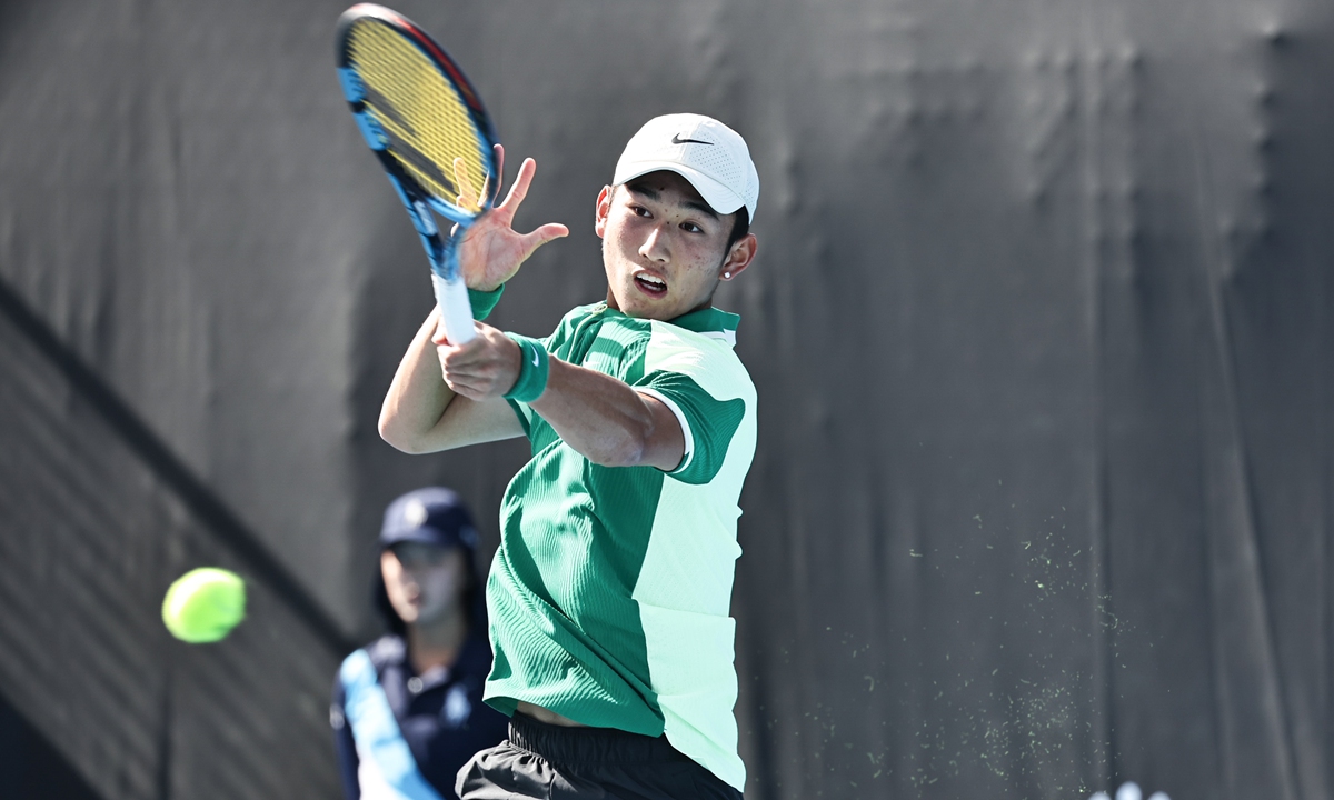 Chinese tennis player Shang Juncheng hits a return to India's Sumit Nagal during their second-round match at the Australian Open in Melbourne, Australia, on January 18, 2024. Having become the first male player from the Chinese mainland to make it to the second round at the Australian Open at 17 in 2023, Shang will next challenge second seed Carlos Alcaraz for a spot in the last 16.Photo: VCG