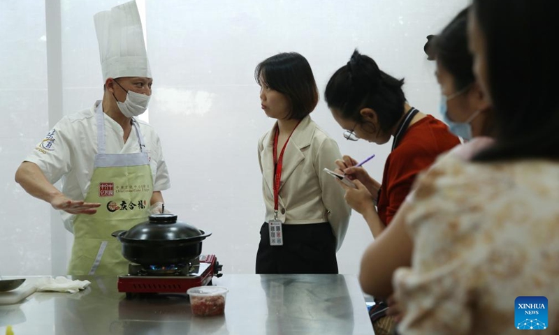 Locals learn Chinese culinary skills during a class at the China Cultural Center in Yangon, Myanmar, Jan. 16, 2024.(Photo: Xinhua)