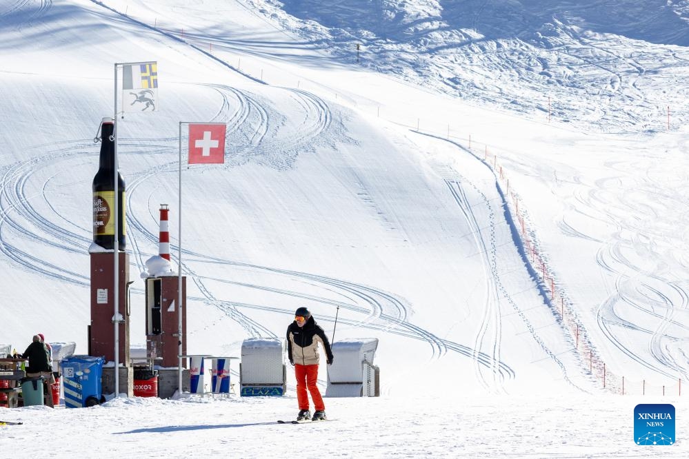 A ski enthusiast skis at Davos, Switzerland, Jan. 16, 2024.(Photo: Xinhua)