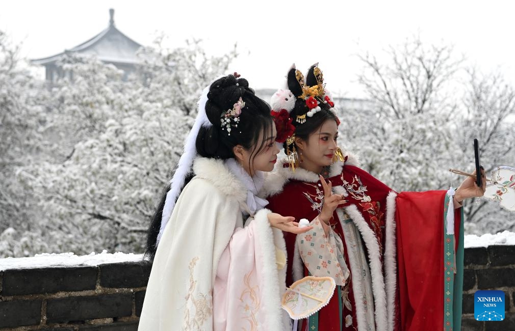 Tourists take a selfie on the snow-covered ancient city wall in Xi'an, northwest China's Shaanxi Province, Jan. 16, 2024.(Photo: Xinhua)