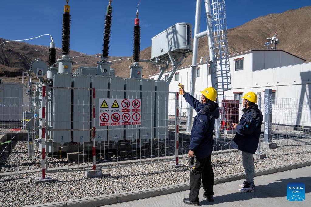 Staff members measure equipment temperature at Cerbong photovoltaic power station in Shannan City, southwest China's Xizang Autonomous Region, Jan. 15, 2024. Located in Nedong district of Shannan City on the Qinghai-Tibet Plateau, Cerbong photovoltaic power station is currently the highest-altitude of its kind in the world. The project started to upload electricity to the power grid on Dec. 30, 2023.(Photo: Xinhua)