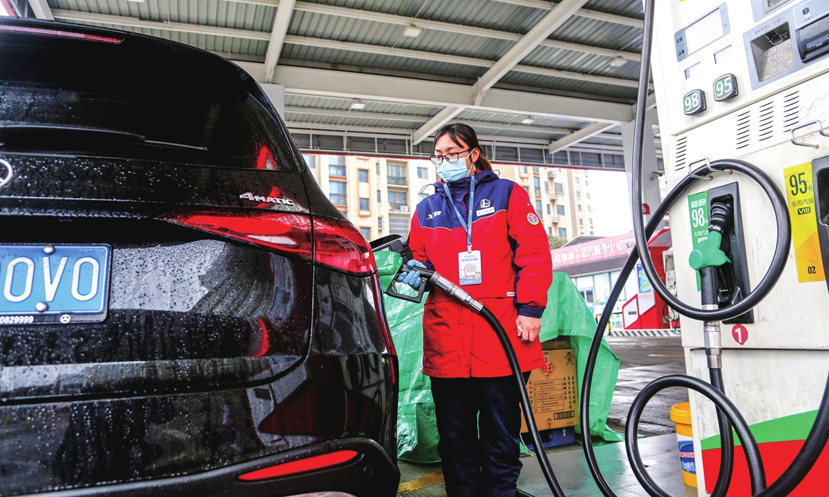 An employee refuels a car at a gas station in Lianyungang, East China's Jiangsu Province on January 17, 2024. Domestic gasoline and diesel prices will be reduced by 50 yuan ($7.02) per ton from January 18, 2024, according to the National Development and Reform Commission, China's top economic planner. Photo: VCG