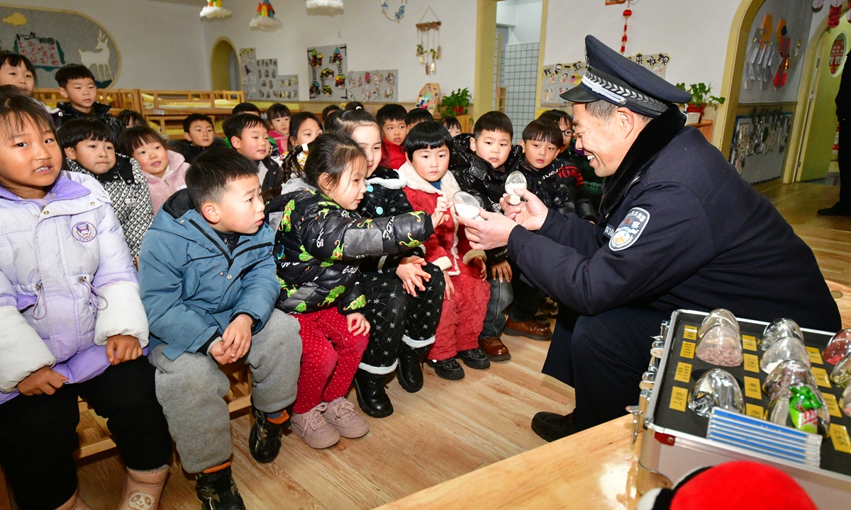 A police officer in Fuyang, East China's Anhui Province, explains the characteristics and dangers of drugs to children using simulated drug models at a local kindergarten on January 17, 2024. The lecture is part of an anti-drug campaign carried out across local schools to strengthen anti-drug awareness as winter vacation approaches. Photo: VCG