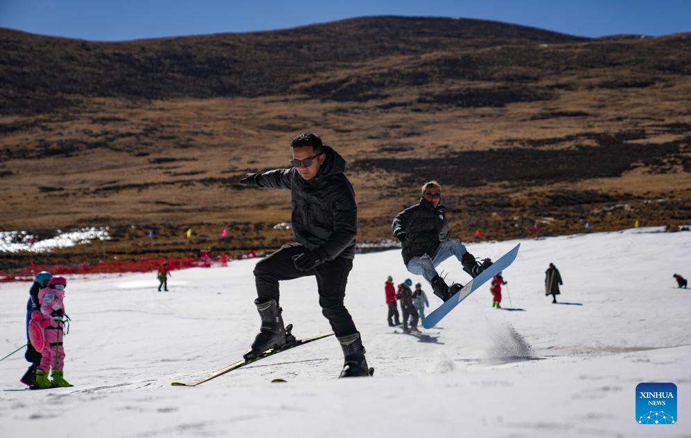 People ski at the first ski resort of Xizang in Lhalung Village, Maizhokunggar County, southwest China's Xizang Autonomous Region, Jan. 13, 2024. The vast land of southwest China's Xizang Autonomous Region celebrated the opening of its first ski resort this snow season, with the resort established at an elevation of 4,500 meters just 120 km away from the Lhasa city center.(Photo: Xinhua)