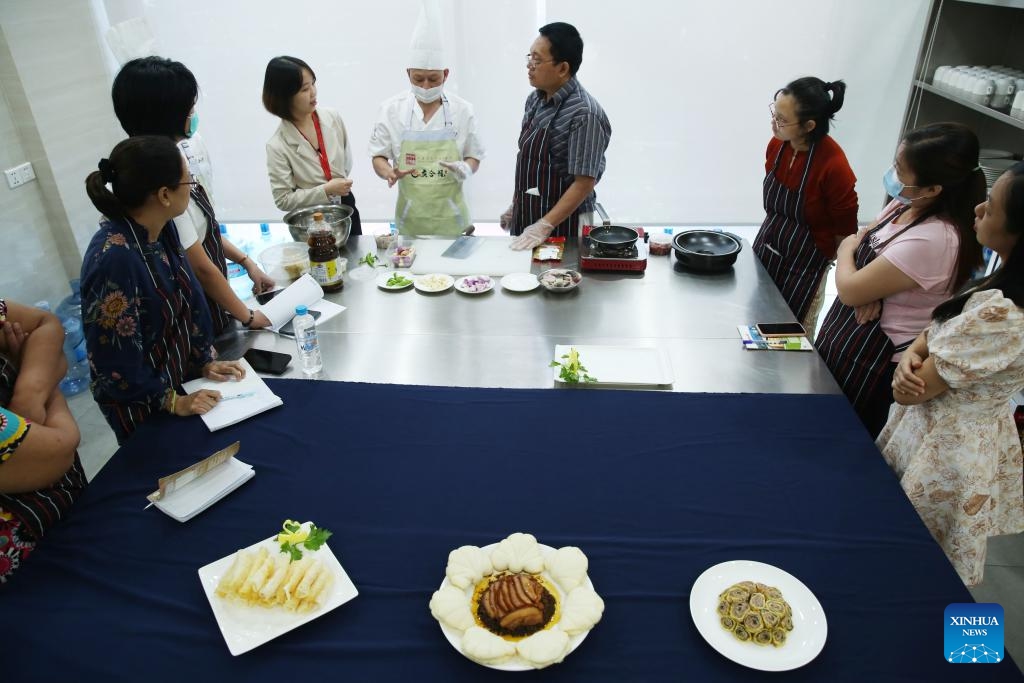 Locals learn Chinese culinary skills during a class at the China Cultural Center in Yangon, Myanmar, Jan. 16, 2024.(Photo: Xinhua)