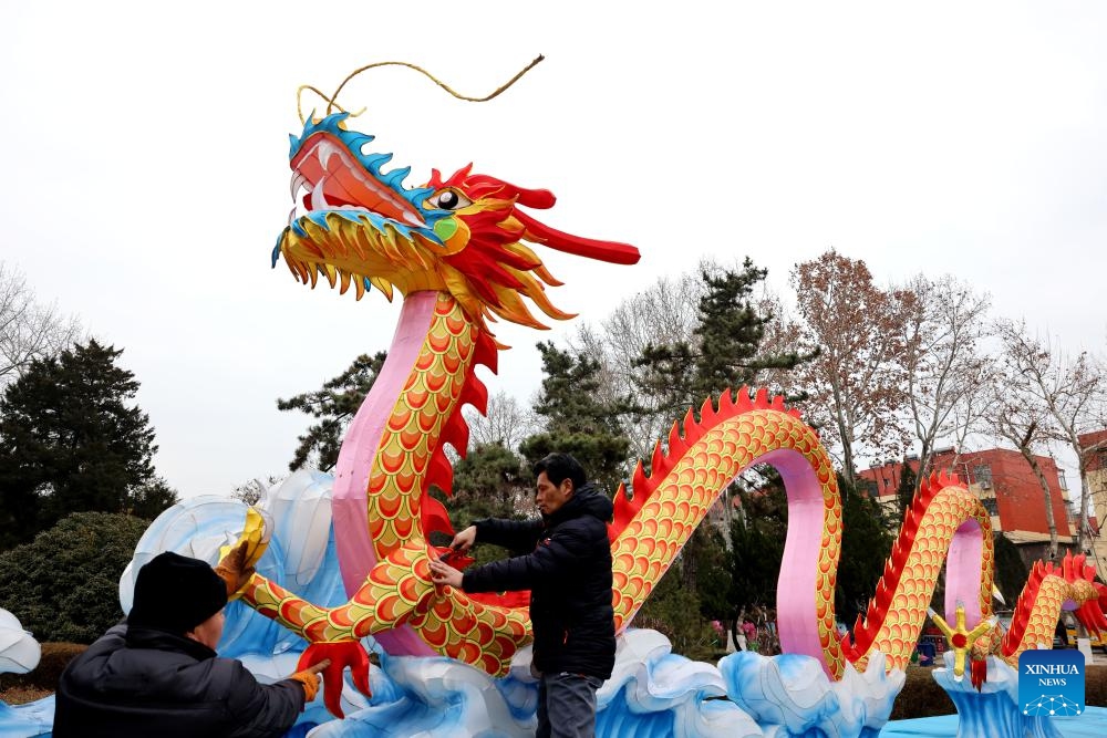 Craftsmen build a dragon light installation at a park in Zaozhuang City, east China's Shandong Province, Jan. 16, 2024. Various events are held across the country in celebration of the upcoming Chinese Lunar New Year, which falls on Feb. 10 this year.(Photo: Xinhua)