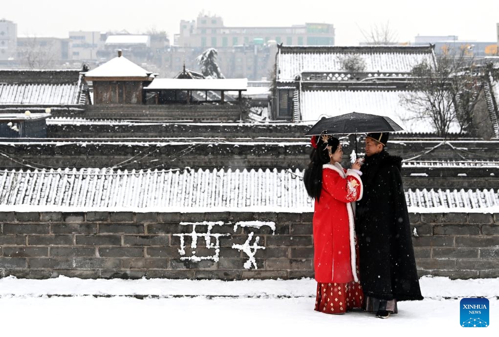 Tourists enjoy snow scenery on the snow-covered ancient city wall in Xi'an, northwest China's Shaanxi Province, Jan. 16, 2024.(Photo: Xinhua)