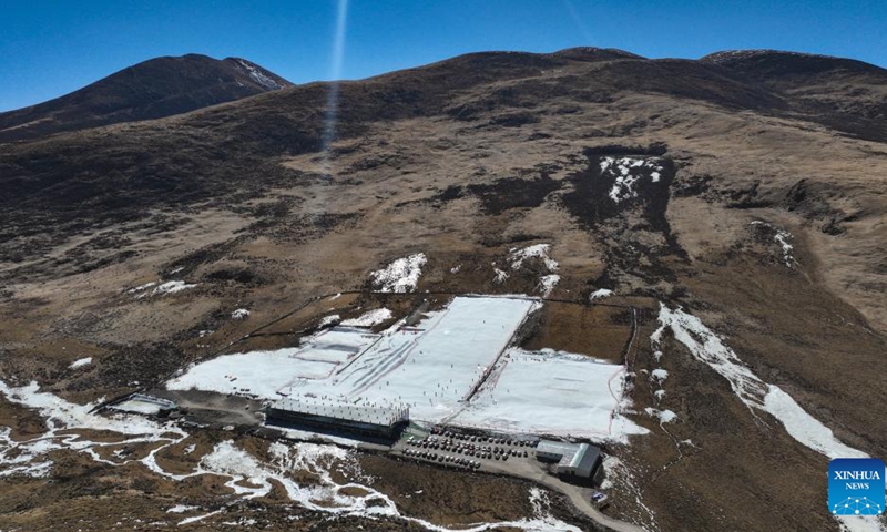 An aerial drone photo taken on Jan. 13, 2024 shows the first ski resort of Xizang in Lhalung Village, Maizhokunggar County, southwest China's Xizang Autonomous Region. The vast land of southwest China's Xizang Autonomous Region celebrated the opening of its first ski resort this snow season, with the resort established at an elevation of 4,500 meters just 120 km away from the Lhasa city center.(Photo: Xinhua)