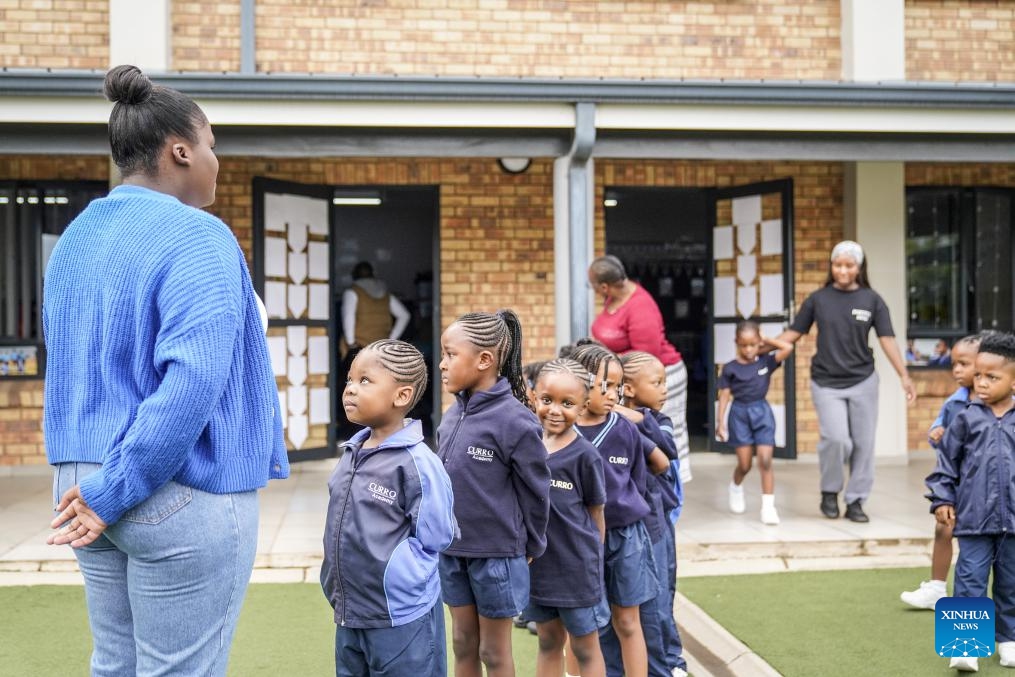 Students queue up in front of their teacher on the first day of a new semester at a school in Johannesburg, South Africa, Jan. 17, 2024. Primary, secondary and preschool students in Johannesburg started a new semester this week(Photo: Xinhua)