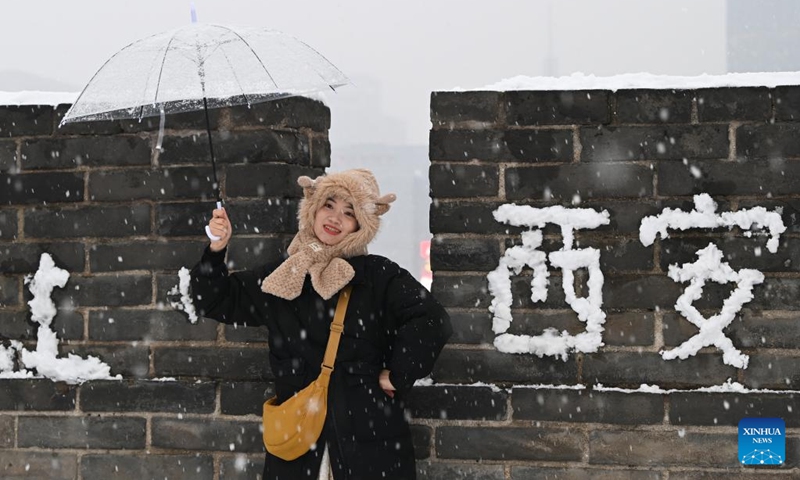 A tourist enjoys snow scenery on the snow-covered ancient city wall in Xi'an, northwest China's Shaanxi Province, Jan. 16, 2024.(Photo: Xinhua)