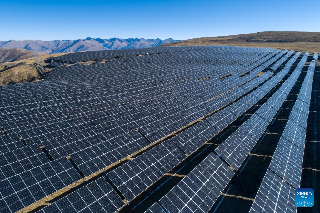 An aerial drone photo taken on Jan. 15, 2024 shows part of Cerbong photovoltaic power station in Shannan City, southwest China's Xizang Autonomous Region. Located in Nedong district of Shannan City on the Qinghai-Tibet Plateau, Cerbong photovoltaic power station is currently the highest-altitude of its kind in the world. The project started to upload electricity to the power grid on Dec. 30, 2023.(Photo: Xinhua)