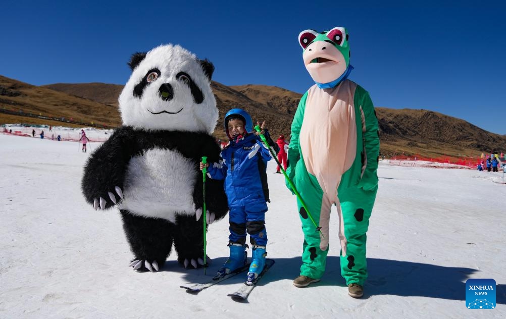 A child poses for a photo with staff members dressed in cartoon costumes at the first ski resort of Xizang in Lhalung Village, Maizhokunggar County, southwest China's Xizang Autonomous Region, Jan. 13, 2024. The vast land of southwest China's Xizang Autonomous Region celebrated the opening of its first ski resort this snow season, with the resort established at an elevation of 4,500 meters just 120 km away from the Lhasa city center.(Photo: Xinhua)