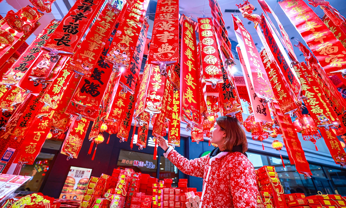 A resident in Shenyang, Northeast China's Liaoning Province, picks out decorations for Chinese New Year on January 18, 2024, which is also on the eighth day of the 12th lunar month and called Laba Festival. The day is considered a prelude to the Spring Festival, or Chinese New Year.Photo:VCG