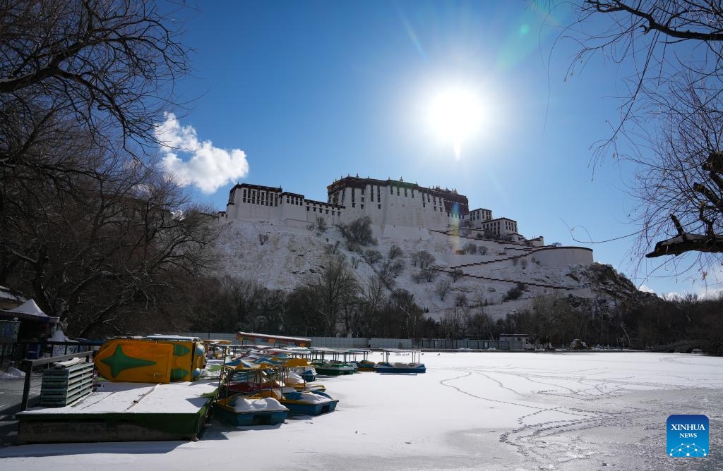 This photo taken on Jan. 18, 2024 shows a park in Lhasa, southwest China's Xizang Autonomous Region. Snow fell in Lhasa on Thursday.(Photo: Xinhua)