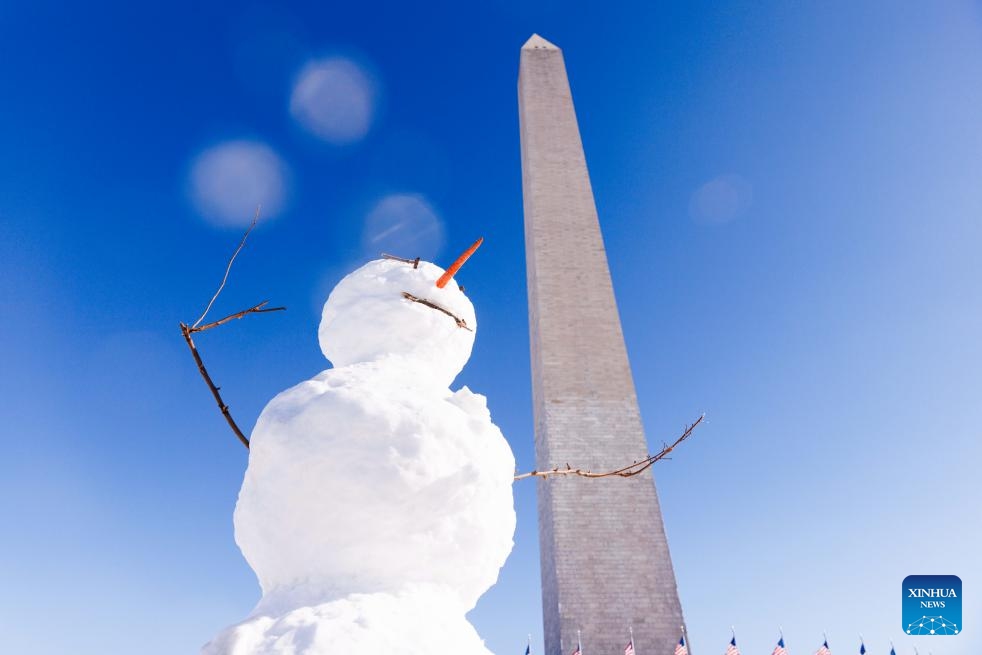 A snowman is seen in front of the Washington Monument on the National Mall in Washington, D.C., the United States, Jan. 17, 2024.(Photo: Xinhua)