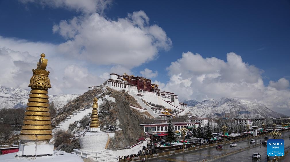 The Potala Palace is seen in Lhasa, southwest China's Xizang Autonomous Region, Jan. 18, 2024. Snow fell in Lhasa on Thursday.(Photo: Xinhua)