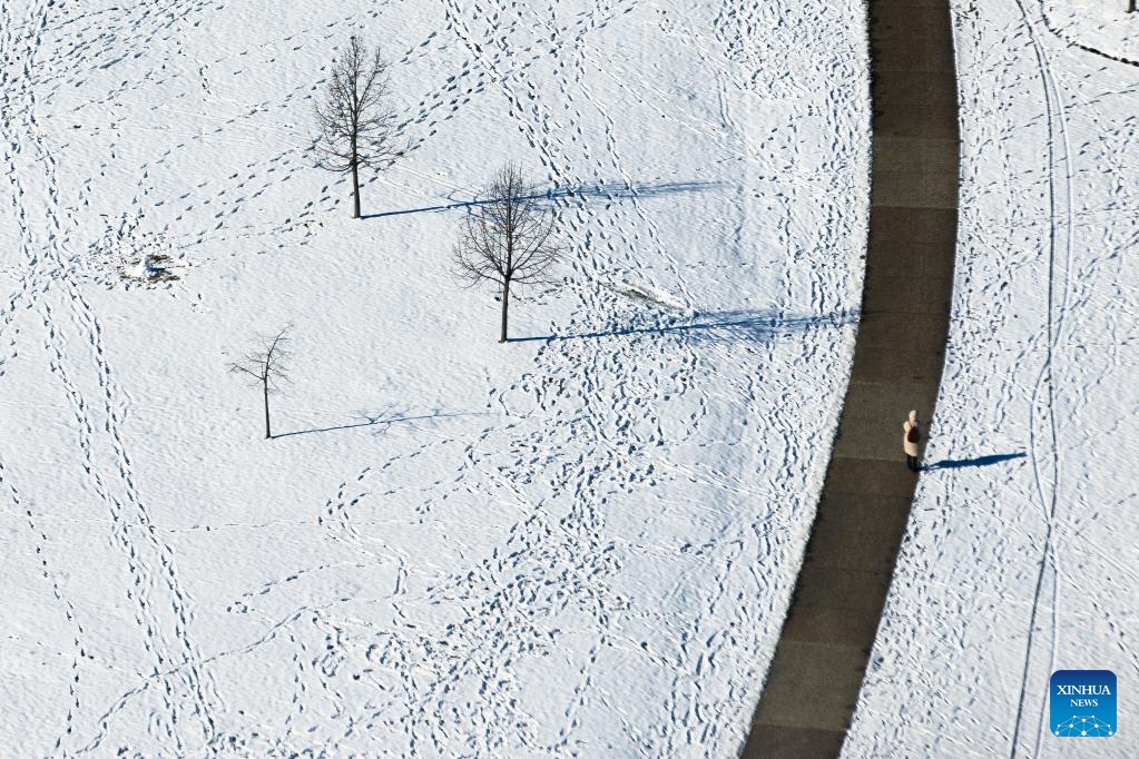 A person walks past the snow-covered National Mall in Washington, D.C., the United States, Jan. 17, 2024.(Photo: Xinhua)