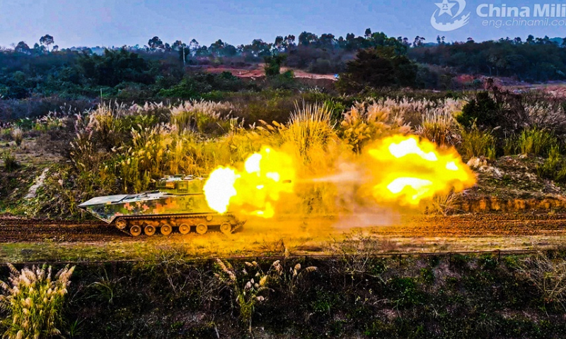 Amphibious armored vehicle fires at simulated targets - Global Times