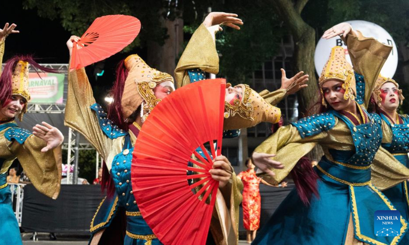 Members of Cidade Jardim Samba School participate in a carnival in Belo Horizonte, Brazil, Feb. 14, 2024. The school members staged performances at the event to celebrate the 50th anniversary of the establishment of diplomatic relations between China and Brazil and the Chinese Lunar New Year. (Xinhua/Wang Tiancong)