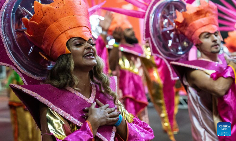 Members of Cidade Jardim Samba School participate in a carnival in Belo Horizonte, Brazil, Feb. 14, 2024. The school members staged performances at the event to celebrate the 50th anniversary of the establishment of diplomatic relations between China and Brazil and the Chinese Lunar New Year. (Xinhua/Wang Tiancong)