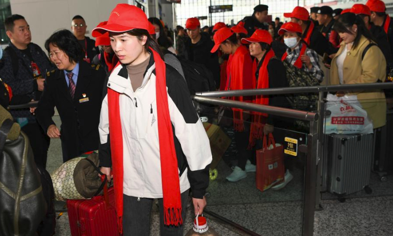 Migrant workers walk to the platform to board train G3729 at Chongqing West Railway Station in southwest China's Chongqing Municipality, Feb. 19, 2024. Train G3729, a chartered train for migrant workers who are about to return to work, left Chongqing West Railway Station here on Monday and headed towards Guangzhou South Railway Station. It is the first train of its kind that departed from Chongqing after the Spring Festival holiday this year. Over 300 migrant workers from Chongqing and southwest China's Sichuan Province took the train. (Xinhua/Wang Quanchao)