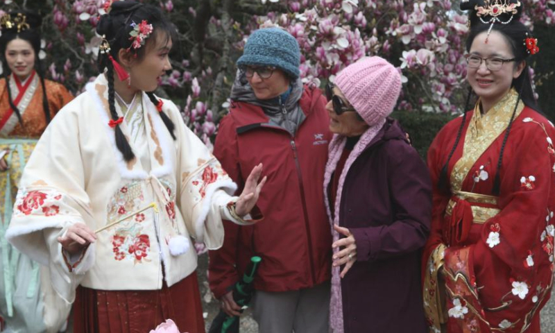 A Hanfu enthusiast talks with visitors at the Filoli Historic House & Garden in Woodside, California, the United States, March 2, 2024.

An event was held by the Northern California Hanfu Association here on Saturday in celebration of the Huazhao Festival, the flower goddess' birthday. (Photo by Liu Yilin/Xinhua)