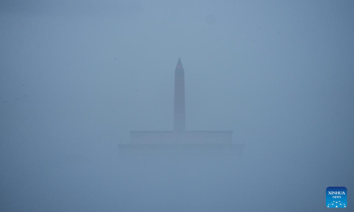 This photo taken on Jan 25, 2024 shows the Washington Monument and the Lincoln Memorial shrouded in fog in Washington, DC, the United States. Photo:Xinhua