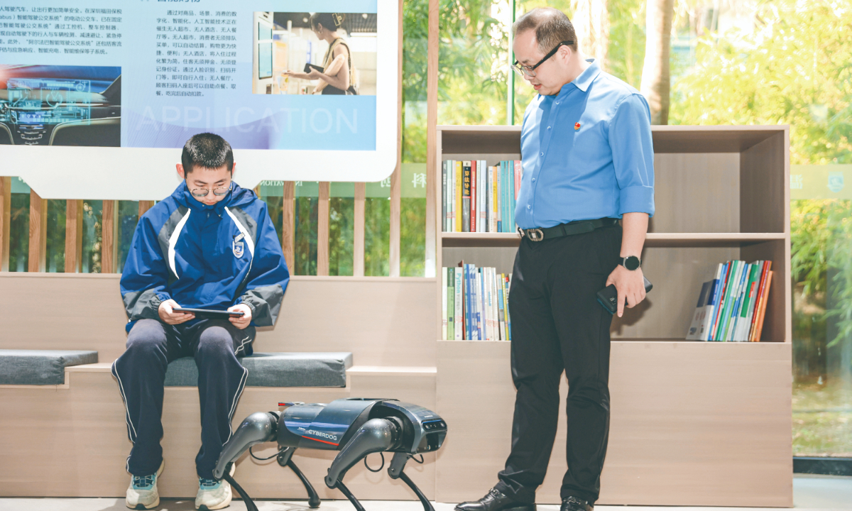 A student shows how to control a robotic dog to a visitor in Wenzhou No.22 Senior Middle School, East China’s Zhejiang Province in October, 2023. Photo: Courtesy of Wenzhou No.22 Senior Middle School