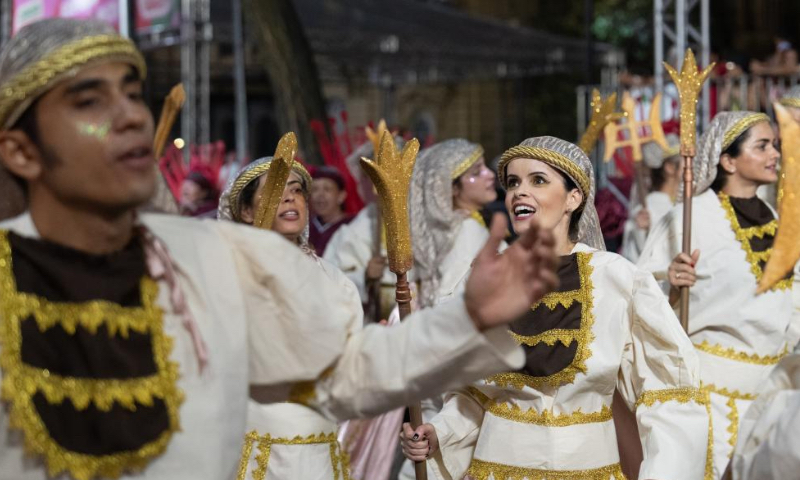 Members of Cidade Jardim Samba School participate in a carnival in Belo Horizonte, Brazil, Feb. 14, 2024. The school members staged performances at the event to celebrate the 50th anniversary of the establishment of diplomatic relations between China and Brazil and the Chinese Lunar New Year. (Xinhua/Wang Tiancong)