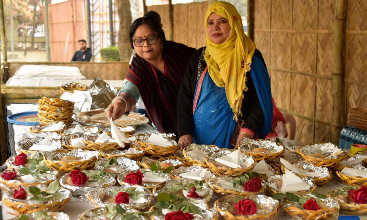 Vendors prepare basket plates for a type of Pitha for sale during a festival in Dhaka, Bangladesh, Jan. 31, 2024. Photo:Xinhua