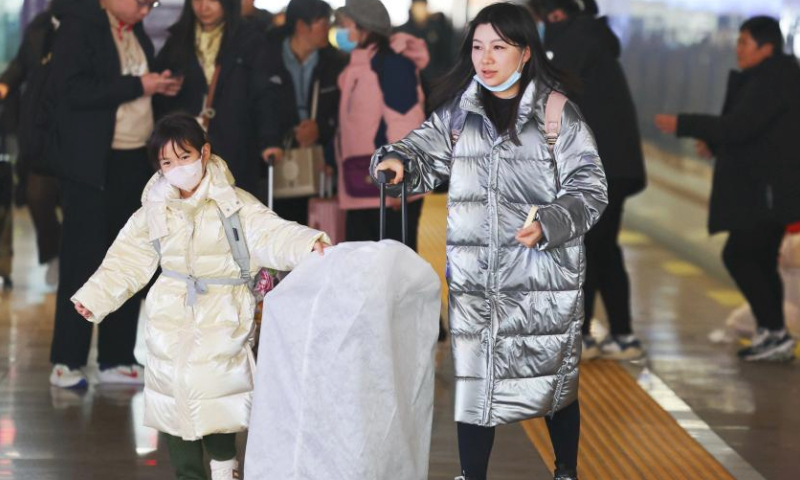 Passengers arrive at Beijing South Railway Station in Beijing, capital of China, Feb. 17, 2024. (Xinhua/Xing Guangli)