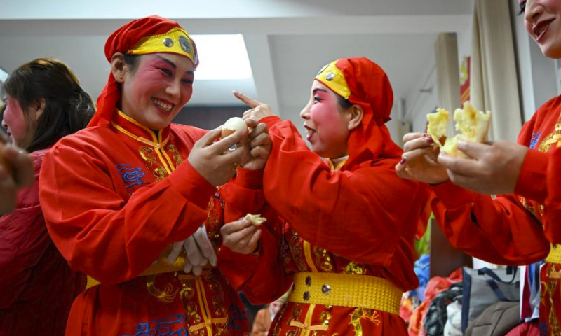 Folk artists prepare for a national Shehuo competition in Guyuan, northwest China's Ningxia Hui Autonomous Region, Feb. 24, 2024. Nearly 2,000 people of 14 Shehuo teams took part in the competition in Guyuan to celebrate the Lantern Festival.

Shehuo, a traditional carnival-like folk celebration, is usually held on the 15th day of the lunar year, or the Lantern Festival, in some areas of north China.

Shehuo festivities feature performances like dragon dance, lion dance, traditional Chinese opera, drum playing and other folk performances that may vary in different regions. (Xinhua/Feng Kaihua)