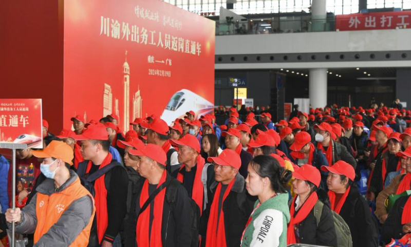 Migrant workers walk to the platform to board train G3729 at Chongqing West Railway Station in southwest China's Chongqing Municipality, Feb. 19, 2024. Train G3729, a chartered train for migrant workers who are about to return to work, left Chongqing West Railway Station here on Monday and headed towards Guangzhou South Railway Station. It is the first train of its kind that departed from Chongqing after the Spring Festival holiday this year. Over 300 migrant workers from Chongqing and southwest China's Sichuan Province took the train. (Xinhua/Wang Quanchao)