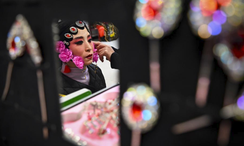 A folk artist prepares for a national Shehuo competition in Guyuan, northwest China's Ningxia Hui Autonomous Region, Feb. 24, 2024. Nearly 2,000 people of 14 Shehuo teams took part in the competition in Guyuan to celebrate the Lantern Festival.

Shehuo, a traditional carnival-like folk celebration, is usually held on the 15th day of the lunar year, or the Lantern Festival, in some areas of north China.

Shehuo festivities feature performances like dragon dance, lion dance, traditional Chinese opera, drum playing and other folk performances that may vary in different regions. (Xinhua/Feng Kaihua)