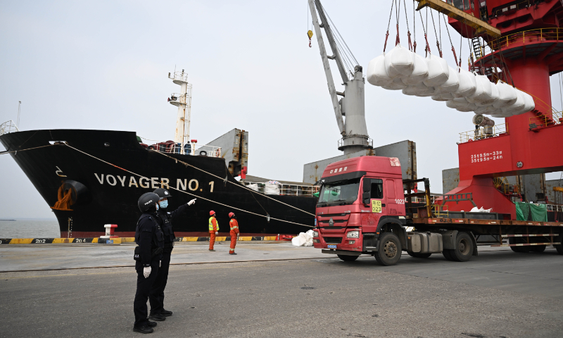 Workers load fertilizer onto a truck at a dock of Zhangjiagang Port in East China's Jiangsu Province on February 25, 2024. To support the ongoing spring plowing, Zhangjiagang Port has opened up green channels to facilitate fertilizer transportation. Photo: VCG