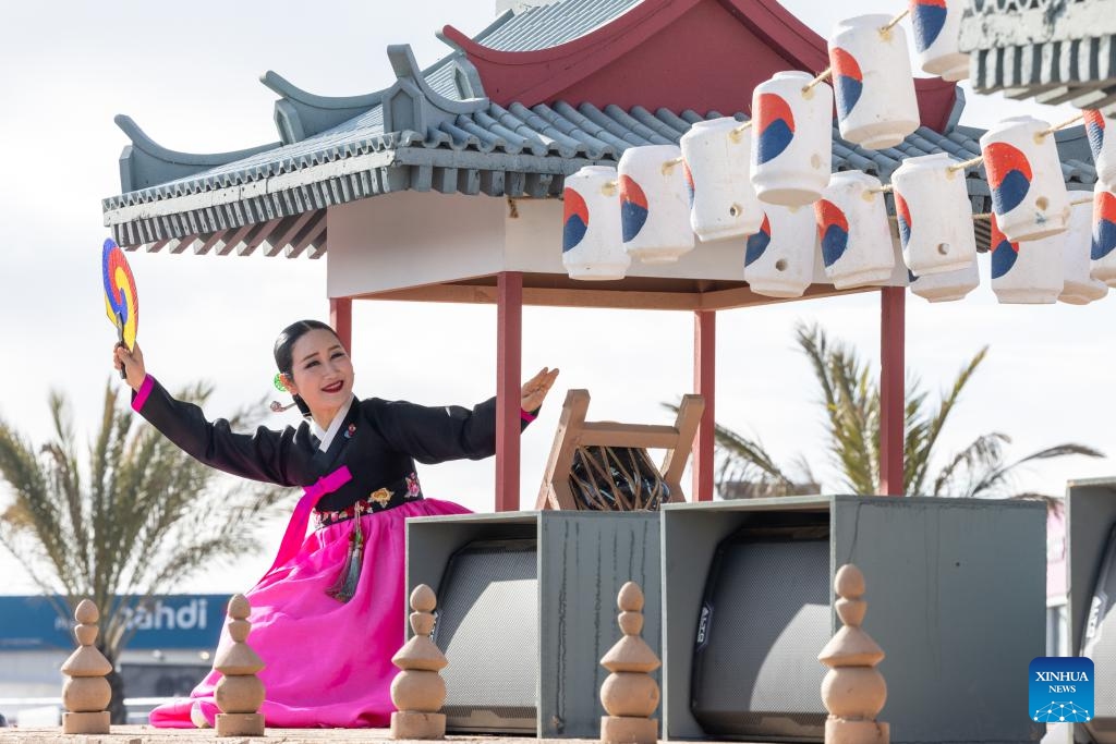 A woman in costume takes part in the float carnival on the first day of the 3rd Qemam International Festival for Mountain Performance Arts in Asir region, southwest Saudi Arabia, Jan. 20, 2024. The third edition of the festival is held from Jan. 20 to 27.(Photo: Xinhua)