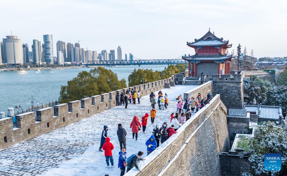 An aerial drone photo taken on Jan. 22, 2024 shows people visiting the ancient city of Xiangyang, central China's Hubei Province(Photo: Xinhua)