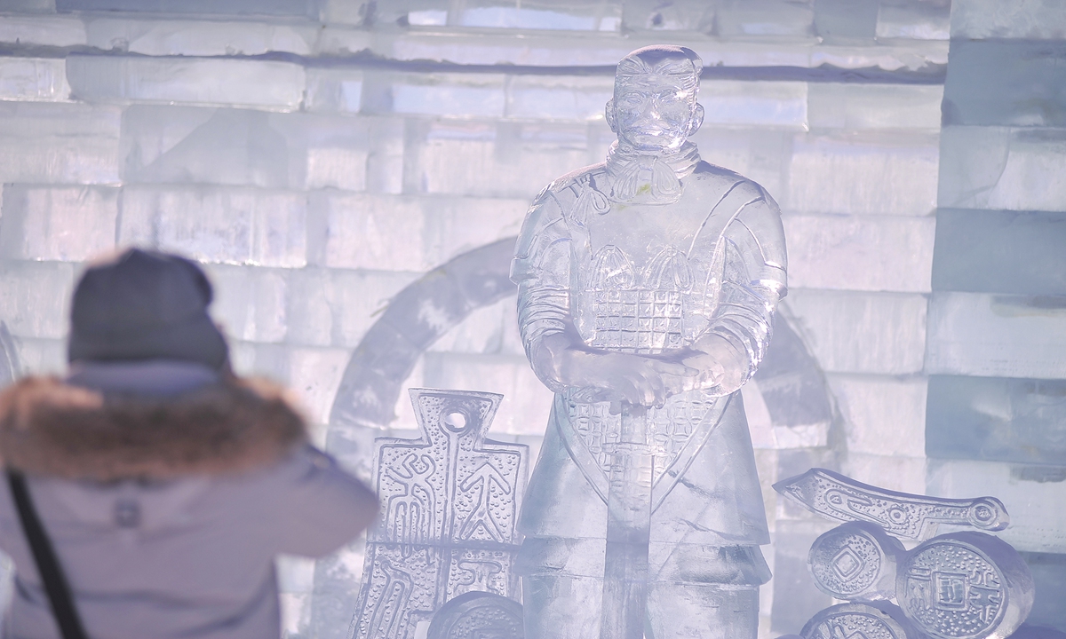 A figurine of a Terracotta Warrior made of ice attracts tourists' attention in Harbin, Northeast China's Heilongjiang Province on January 24, 2024. Photo: IC