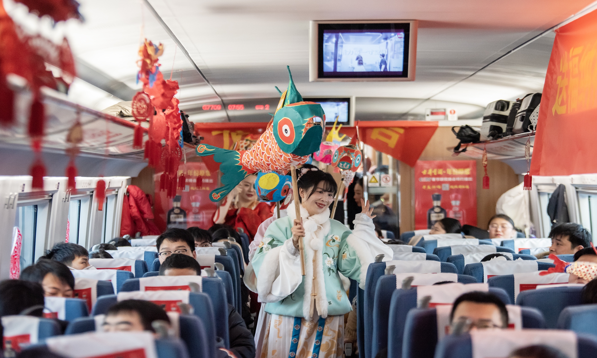 Volunteers perform a show using fish-shaped lanterns at a high-speed train from Xuzhou, East China's Jiangsu Province to Shanghai on January 25, 2024. The show aims to bring good luck to passengers ahead of the upcoming Lunar New Year. The volunteers are from Hefei, East China's Anhui Province, where lighting fish-shaped lanterns is a traditional cultural and folk activity to celebrate the Spring Festival holidays. Photo: VCG